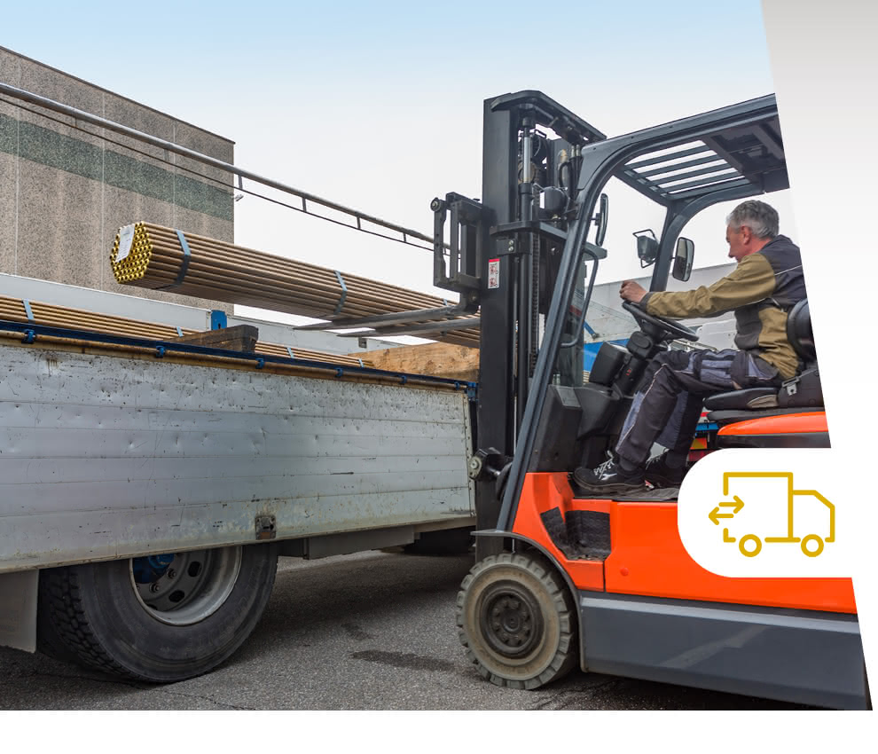Gestione automatizzata degli ordini in torneria: carico barre in ottone su camion per spedizioni rapide in 48 ore.
